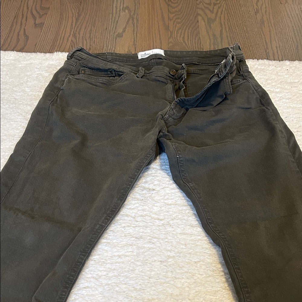 Classic Olive Chinos for Men - Comfortable Everyday Wear